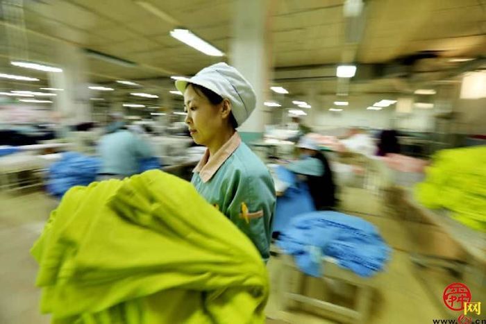 缝纫女工：一针一线　用“匠心”缝制人生