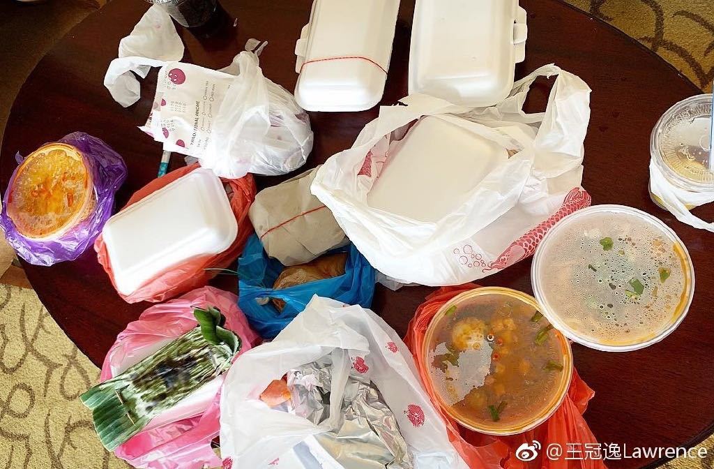 王冠逸微博晒与吴谨言合影 变身外卖小哥获赞无数