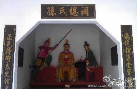 湖南5A级景区现魔性黄盖雕像|辣眼睛!湖南5A级景区现魔性黄盖雕像姿势亮了 雕像十分粗糙质量低劣