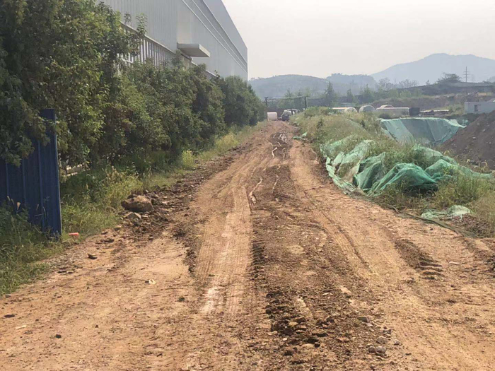 【啄木鸟在行动】宏达新能源装备产业基地内部土石方工程 施工现场渣土裸露扬尘严重