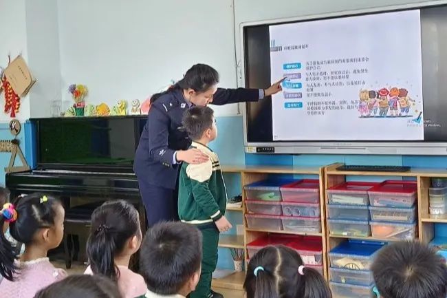 安全伴成长！民警走进商河县实验幼儿园盛景城分园