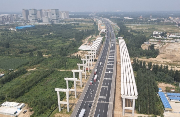 京台高速改扩建跨小清河段已开始箱梁吊装