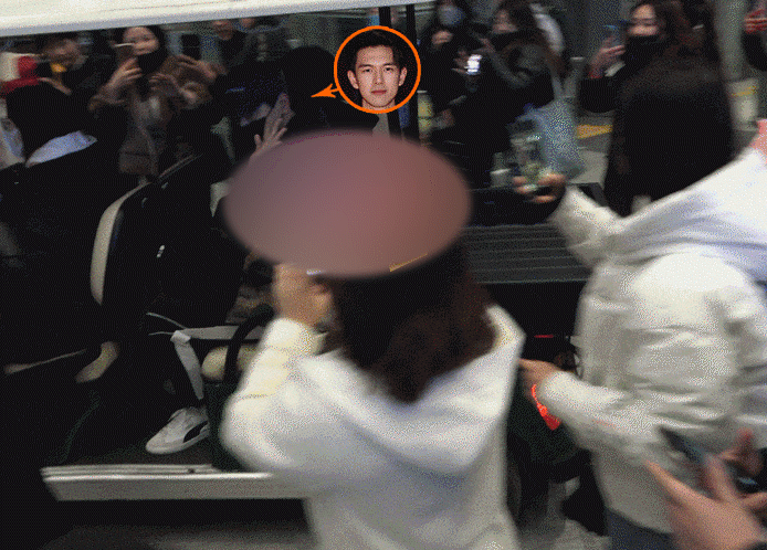 李现遭迷妹围堵场面混乱，仓皇爬上电瓶车“逃之夭夭”