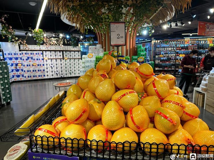 六块钱就能买一整个！济南市场红柚价格较往年降价近半