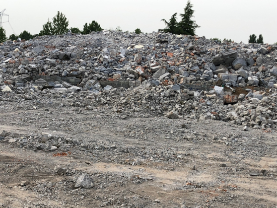 【啄木鸟在行动】102省道与济南大东环高速交汇处附近有建筑垃圾露天堆放