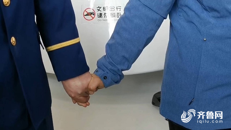 战疫特写丨妻子奔赴一线 消防员丈夫：我支持你，就像你每次支持我进火场一样