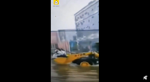 2名小哥开快艇送外卖 网友：没点装备都不敢送餐了