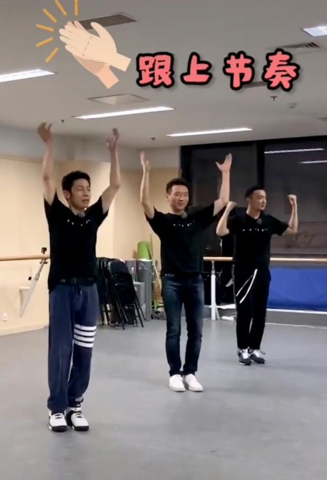 尼格买提|央视主持男团合体练劲舞，撒贝宁康辉小尼动作堪比广播体操