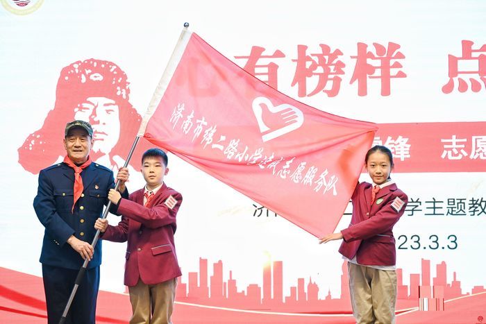 交通宣传学雷锋 志愿服务我先行 ——济南市纬二路小学学雷锋文明交通志愿服务活动