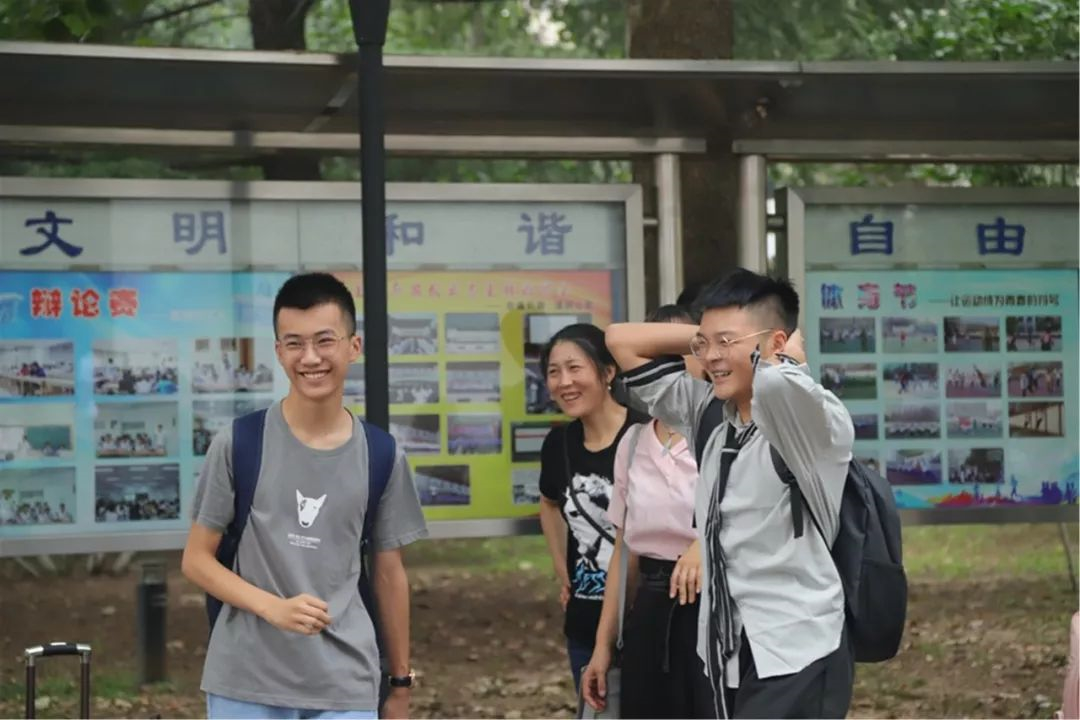 抢先看！山东多地中小学新生陆续报到 记者探营新生报到现场