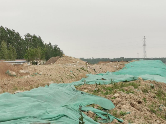 裸漏渣土无人管 大风一过尘满天