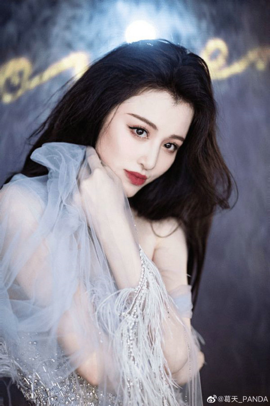 宛如仙女下凡！葛天出席时尚活动，女神级颜值惊艳全场