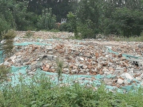 【啄木鸟在行动】长清区滨河路附近建筑垃圾露天堆放