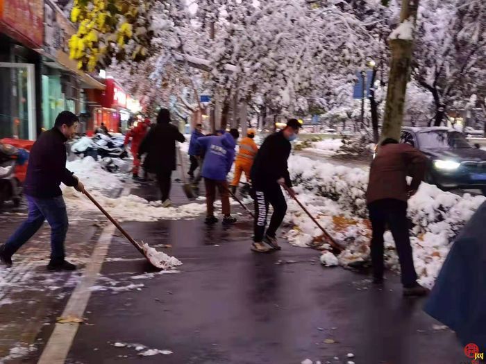 “踏”冰“浴”雪，逆行守护！历下区各部门各街道连夜奋战在扫雪破冰一线