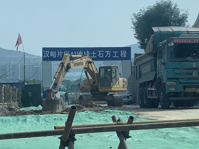 【啄木鸟在行动】凤凰路与旅游路汉峪片区A1地块土石方工程在建项目存扬尘隐患