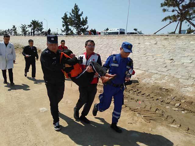 女子在青岛海边散心被困礁石 民警驾船出海救回