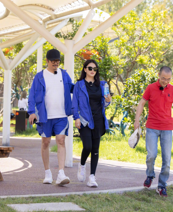 李湘王岳伦风波后合体现身|【吃瓜围观】李湘王岳伦风波后合体现身，夫妻全程牵手搂腰甜蜜爆表