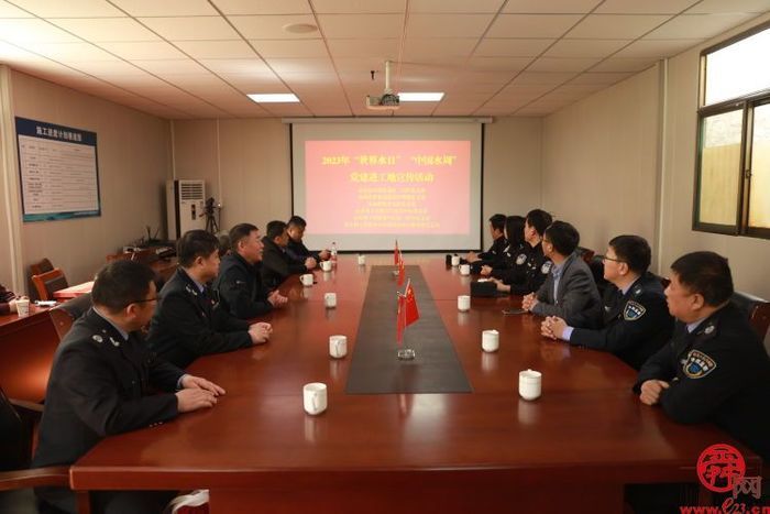 市城乡水务局建设处、市水政监察支队等六个党支部联合开展“强化依法治水管水 携手共护重点工程”宣传活动