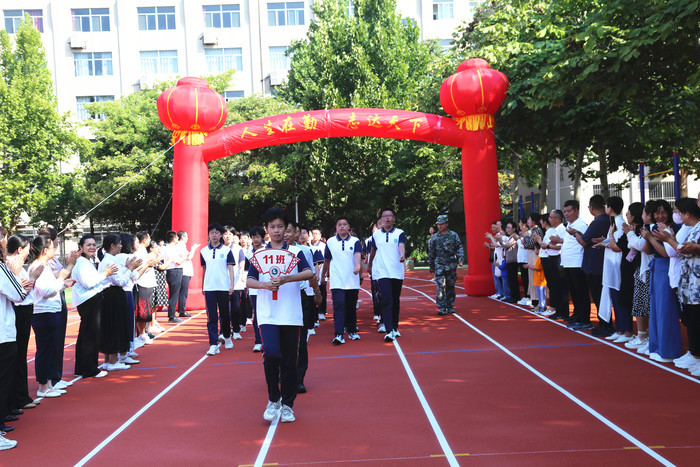 “新新向荣”济南市历城第五中学军训“大片”拉开新学期序幕