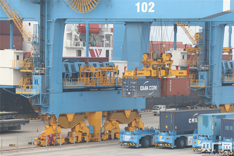 【我爱这片蓝色的国土】青岛港机器人“当家” 打造“聪明”码头