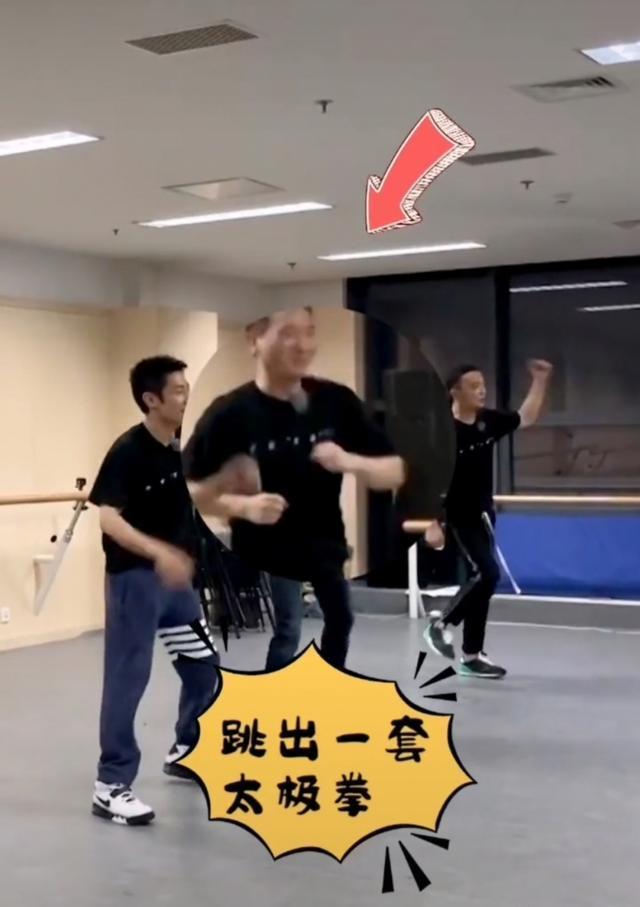 尼格买提|央视主持男团合体练劲舞，撒贝宁康辉小尼动作堪比广播体操