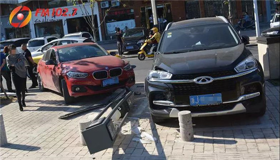台州街头400多万法拉利撞宝马，一秒损失上百万！