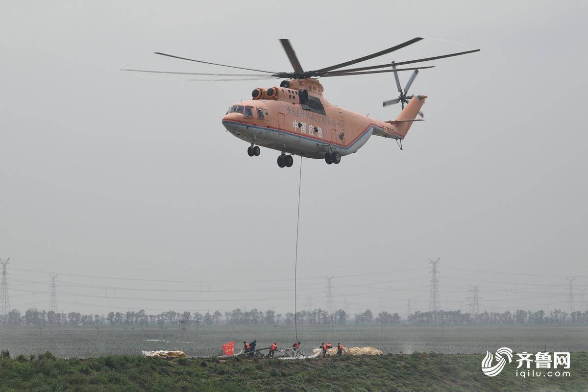 寿光抗洪M-26直升机运送砂石200吨 直升机投石封堵决口国内尚属首次