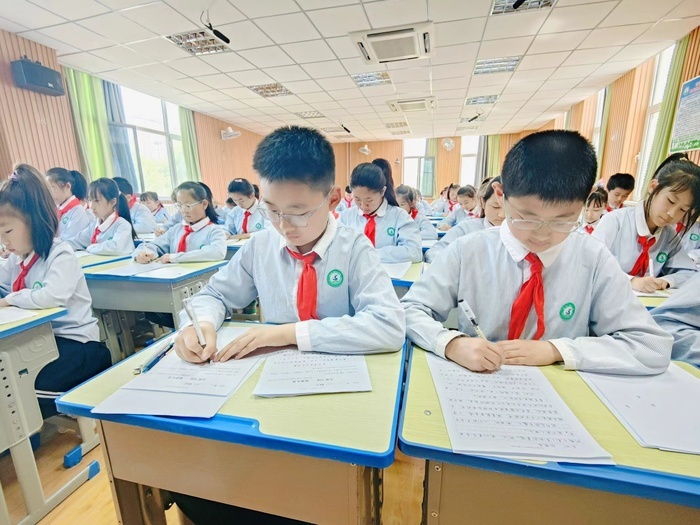 莱芜区世纪城小学举办现场作文比赛活动