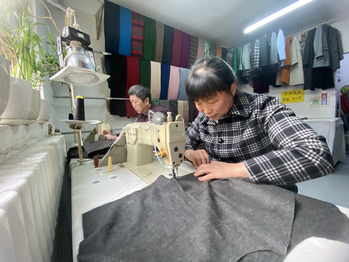 济南一对夫妻经营裁缝店32年：只要大家还需要，就会一直做下去  