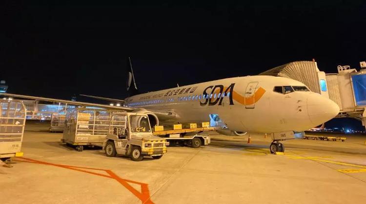 星夜兼程！山东航空再出动两架飞机向一线运输口罩、防护服等医疗物资