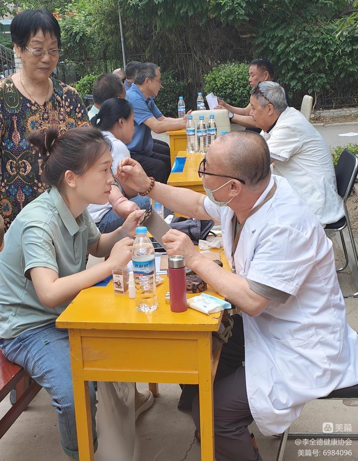 送健康“暖人心”！济南市健康保健行业协会义诊活动走进美里湖街道绿岛颐年苑社区