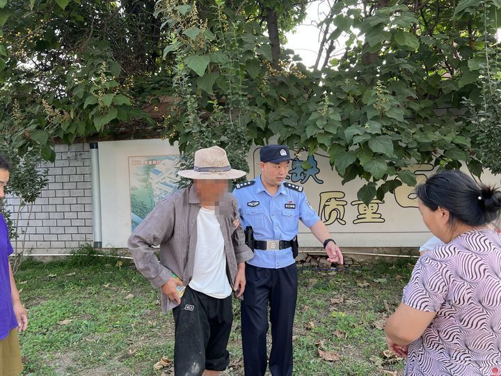 中秋节老人外出购物摔倒民警暖心救助护送返家