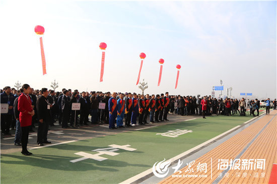 通车仪式上 为高铁保驾护航的建设者位列在前