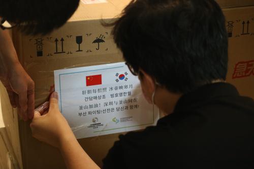 共筑抗疫“人类命运共同体”——中国最年轻都市传递“中国温度”