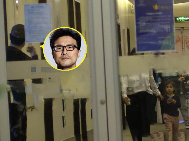 章子怡被曝回国坐月子，汪峰携女儿醒醒探望