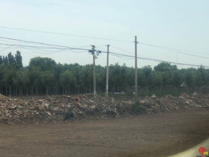 【啄木鸟行动】长清区文昌附近大片渣土裸露在外没有遮盖防尘网
