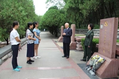 王尽美烈士嫡孙王明华、王爱华到济南革命烈士陵园祭扫