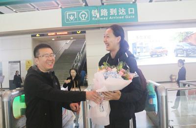 中国女排两名山东队员载誉归来！知道她们现在最想干啥吗？