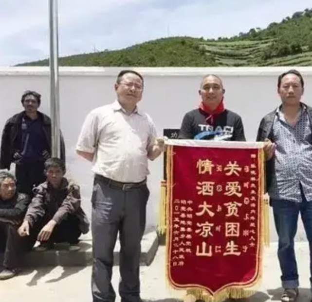 3岁女儿一眼认出爸爸石像含泪拥抱 背后的故事催人泪下