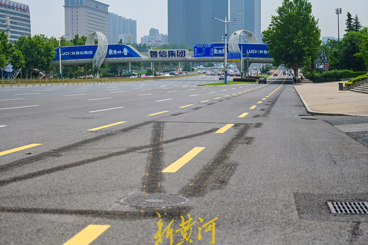 经十路这个路段非机动车道增宽半米