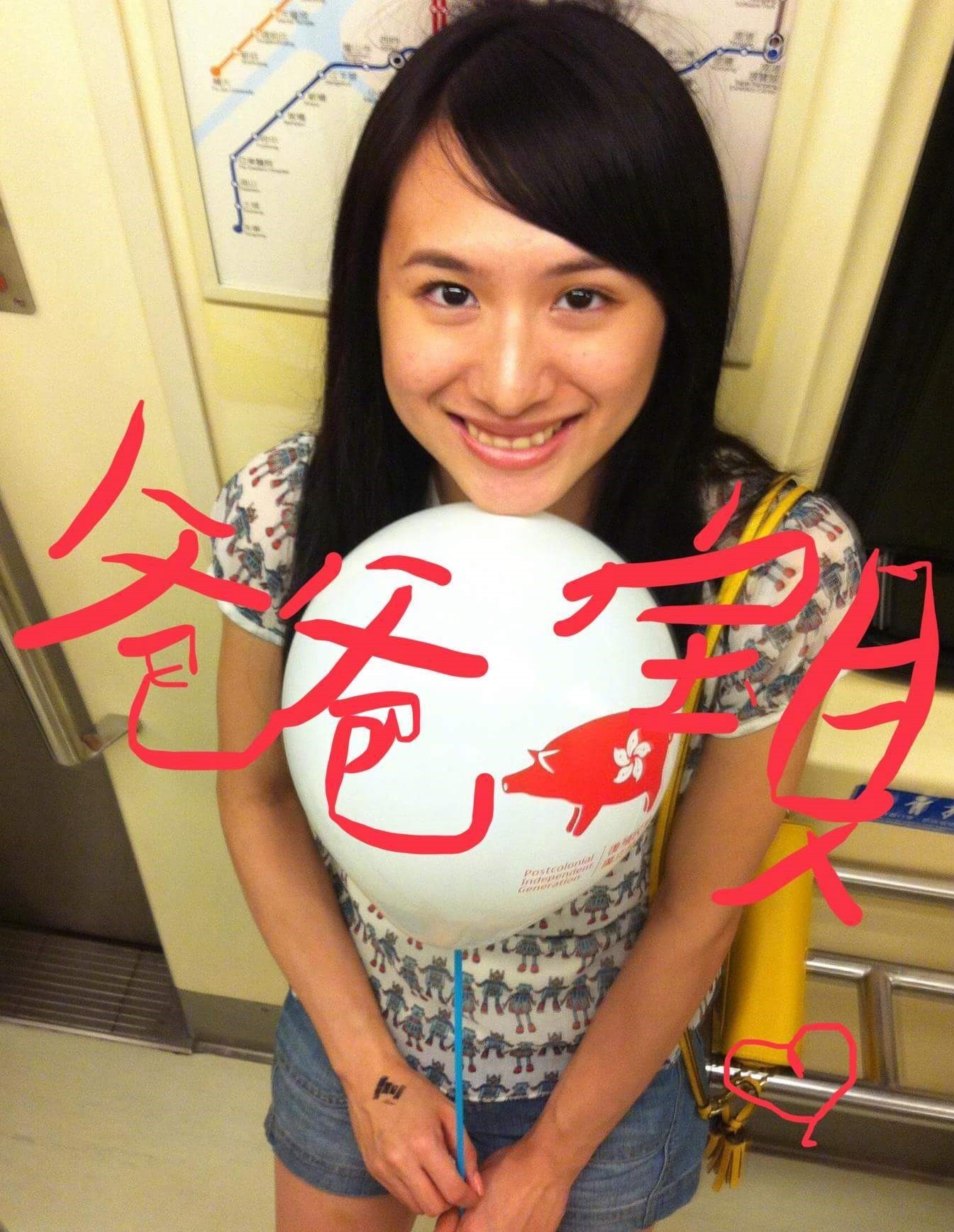 “咆哮帝”晒照为28岁女儿庆生 气质清新高颜值神似郑爽