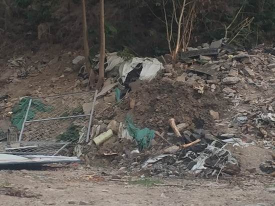 【啄木鸟在行动】茂陵山路3号院南邻建筑垃圾露天堆放