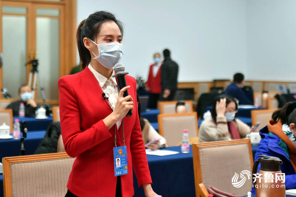 聚焦2021山东两会｜疫情防控常态化下如何做到精简办会？闪电新闻记者现场提问