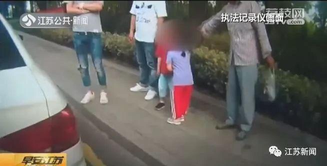 3岁女娃邀小男孩回家 在快车道上乱逛！被民警拦下时男孩已吓哭