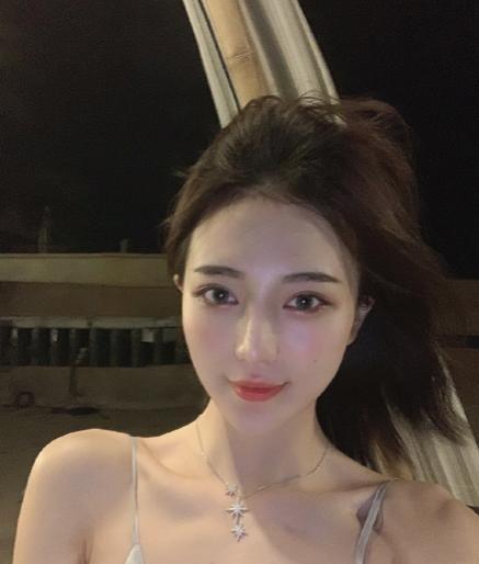 项思醒毕业旧照疑曝光，前男友和众多富二代争抢的女网红项思醒竟长这样
