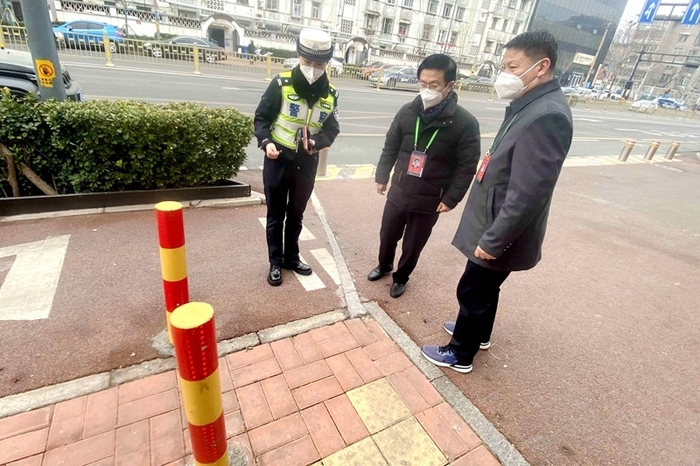 济南中学与交警联合排查学校门口及周边道路交通安全隐患