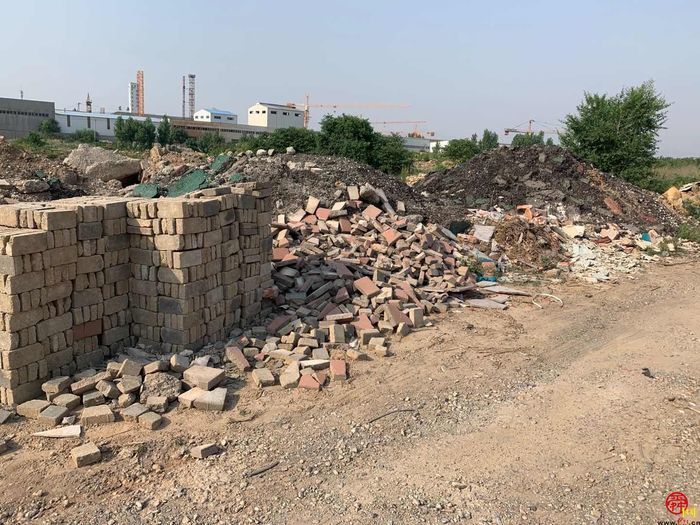 【啄木鸟在行动】山东百思特餐饮管理有限公司附近渣土和建筑垃圾未覆盖