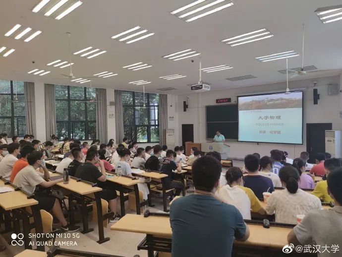 开学季，一大波超暖高校横幅刷屏：这次回来，我想你陪我久一点