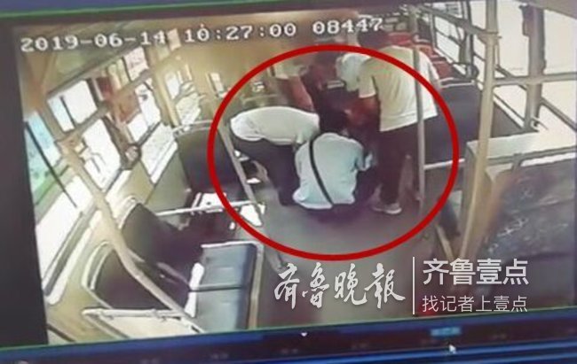 老人浑身冒虚汗还呕吐 所幸公交车上遇到一群热心人