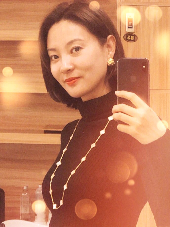 央视主持人刘芳菲短发近照曝光，端庄优雅气质好